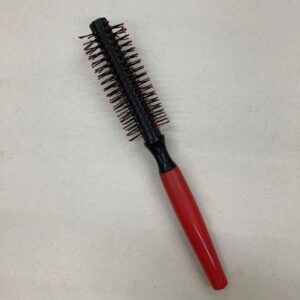 Cepillo redondo con mango de plástico en empaque individual